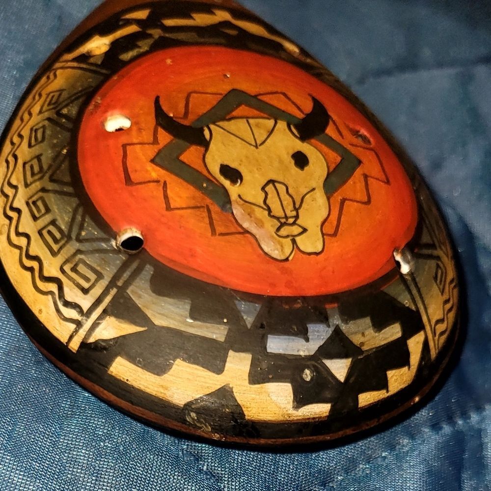 Peruvian Hand-painted clay ocarina, a type of vessel flute. - Picture 4 of 7